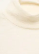 Top de punto sin mangas con cuello perkins y diseño entallado al cuerpo.