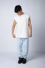 Musculosa negra de algodón, con corte relajado y mangas cortadas al estilo de una sudadera sin mangas.