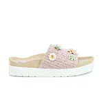 Sandalias de plataforma baja color rosa, con capellada tejida y apliques de flores decorativas.