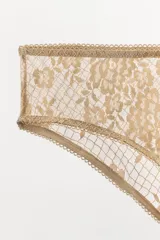 Braguita de tiro alto y cobertura ancha, confeccionada en encaje floral color beige/dorado con forro interior en la zona de la entrepierna.