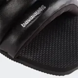 Sandalias Havaianas modelo You Milan, color negro, con punta cuadrada y tira acolchada con el logo de la marca.