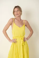 Vestido largo amarillo de satén con breteles finos, corte en la cintura y lazo.
