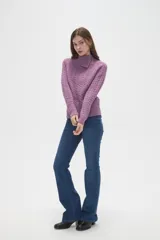 Sweater de punto con diseño de ochos, color camel, con cuello alto y mangas largas.