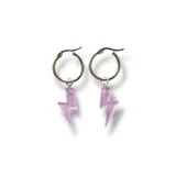 Aros de acero quirúrgico plateado con dije de rayo color lila.