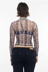 Remera de mangas largas, cuello alto y corte ajustado, confeccionada en tejido de red transparente con estampado de piel de serpiente en tonos grises y marrones.