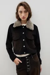 Chaqueta corta de pana con efecto gastado, cuello de piel sintética desmontable, cierre frontal con botones y bolsillos delanteros con solapa.