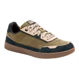 Championes Caterpillar modelo Pause, de diseño retro con combinación de tonos verde oliva, beige y negro. Confeccionados en gamuza y lona, cuentan con forro de malla transpirable, plantilla de espuma EVA para mayor confort y suela de goma duradera con textura hexagonal.