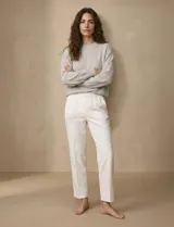 Pantalón tipo jogger blanco de algodón con elastano, cintura elastizada y corte recto.