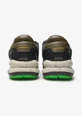 Championes urbanos Satorisan modelo Chacrona Premium, color verde caqui con detalles en negro y marrón. Presentan una entresuela con diseño jaspeado, suela con toques verdes y aplique circular negro en el lateral.