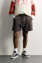 Bermuda jogger marrón de corte relajado, con efecto lavado, cintura elástica con cordón de ajuste y bolsillos laterales.