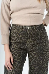 Sweater gris de tejido de punto, con cuello alto y mangas largas.