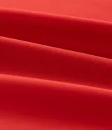 Pañuelo cuadrado de poliéster satinado con diseño geométrico en bloques de color rojo, blanco, celeste y negro.