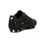 Championes de fútbol Lotto modelo Milan MD, color negro con detalles en relieve y logo de la marca en el lateral. Incluye un pequeño detalle con los colores de la bandera italiana.