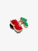Adorno para Crocs con forma de cerezas rojas con hojas verdes y detalles dorados.