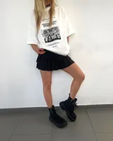 Borcego negro de caña media con cordones y suela track.