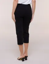 Pantalón capri blanco de estilo sastrero, tiro alto y calce ajustado, con cintura elástica ancha y bolsillos frontales funcionales.