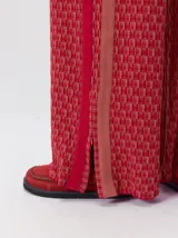 Pantalón de tejido jacquard con textura geométrica en tonos tostado y beige, de tiro medio, cintura elástica con cordón de ajuste y pierna ancha.