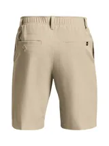 Short de golf Under Armour Drive, color beige, con diseño de frente plano, cuatro bolsillos y cintura elástica con agarre interno. Confeccionado en tejido de sarga elástico con tecnología repelente al agua.