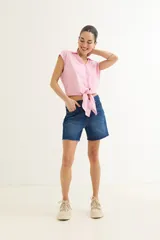 Camisa rosa de viscosa con cuello camisero y mangas cortas. Se anuda en la parte delantera.