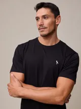 Remera blanca de algodón con cuello redondo y manga corta.