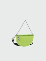 Cartera tipo crossbody de tamaño pequeño, color verde lima, con forma de media luna. Presenta una cadena metálica plateada como asa corta y una correa de cinta negra ajustable y extraíble. Incluye cierre superior y logo de la marca en el frente.