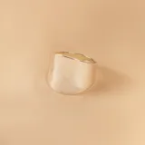 Anillos de diseño minimalista confeccionados en plata 925, con superficie lisa y acabado pulido brillante.