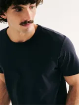 Camiseta celeste de corte slim, cuello redondo y manga corta.