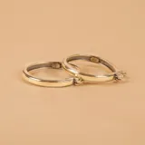 Aros tipo argolla de diseño clásico, combinando plata 925 y oro, con cierre de gancho integrado.