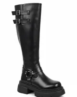 Bota bucanera negra de cuero sintético con plataforma track y caña alta con hebillas decorativas.