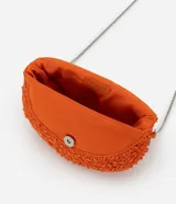 Cartera tipo hobo con diseño creativo en forma de rodaja de naranja, confeccionada con abalorios texturizados en tonos naranja y blanco. Cuenta con una correa de cadena metálica fina para llevar de forma transversal y cierre de tapa.