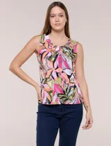 Blusa sin mangas de seda fría con estampado floral multicolor en tonos rosados, verdes y naranjas. Presenta escote redondo con frunces y detalle de aberturas con cuentas metálicas doradas.