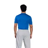 Remera deportiva azul marino de manga corta, corte ajustado y logo de Umbro estampado en el pecho.