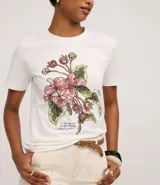 Remera blanca de algodón, corte slim fit, con cuello redondo y manga corta. Presenta un estampado bordado de flores rosadas y frutos con hojas verdes, acompañado de un pequeño texto en la parte inferior.