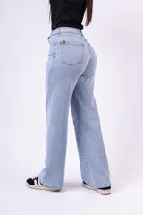 Pantalón de jean estilo wide leg, de tiro alto y corte recto y holgado, en color azul claro con efecto lavado.