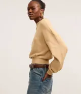 Blusa de mangas largas color verde esmeralda, confeccionada en tejido de punto con viscosa sostenible, cuello redondo y rib en puños y bajo.