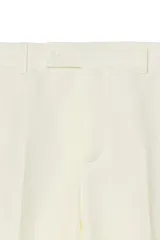 Pantalón relaxed fit confeccionado en mezcla de lino y lana, de corte recto con pinzas delanteras y bolsillos de vivo en la parte posterior. Cuenta con cierre frontal con cremallera y botón oculto.