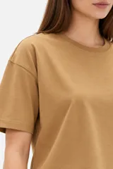 Remera de manga corta de algodón, de corte ancho y cuello a la base en color blanco.