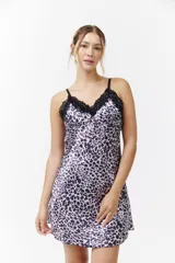 Camisón corto de satén con estampado animal print tipo leopardo en tonos violeta y negro, con detalles de encaje negro en el escote y tirantes finos ajustables.