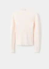 Top de manga larga con cuello alto festoneado y textura arrugada. Presenta un diseño entallado y acabado delicado en los bordes.