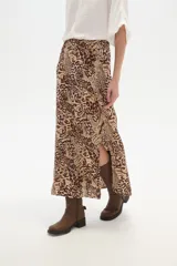 Falda larga de corte recto con abertura lateral pronunciada, confeccionada en tejido fluido con estampado abstracto en tonos tierra y crema.