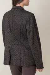 Blazer marrón con estampado animal print en negro, doble botonadura dorada y bolsillos con solapa.