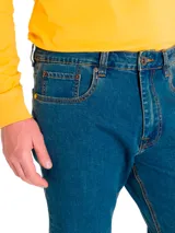 Pantalón de jean corte slim, color azul oscuro, con costuras en contraste y diseño clásico de cinco bolsillos.
