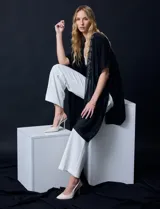 Kimono negro de gasa con apliques de brillos.