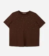 Remera de malla color tostado con cuello redondo, mangas cortas y aplicación de strass salpicado en toda la prenda.