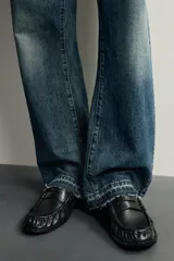 Mocasín de vestir marrón oscuro para hombre, con diseño de antifaz en el empeine, detalle fruncido en la parte delantera y suela con ligero tacón.