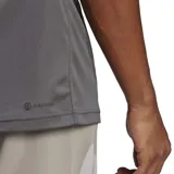 Chomba gris de piqué con cuello clásico y tapeta de dos botones. Logo de Adidas estampado en el pecho.