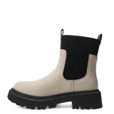 Botas Chelsea de mujer color nude (beige claro) con caña de tejido elástico negro acanalado. Posee suela track gruesa y dentada de goma negra y tirador trasero de tela negra.