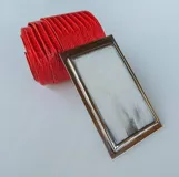 Cinturón rectangular de cuero color rojo con textura de lagarto, con aplique rectangular de guampa y engarce de alpaca.