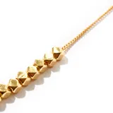 Collar dorado con cadena de eslabones y cuentas facetadas.