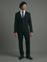 Ambo de corte slim fit compuesto por saco de dos botones y pantalón de vestir a juego. Confeccionado en tejido con elastano para mayor confort y movilidad.